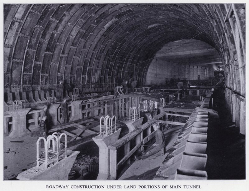 Mersey Tunnel: Roadway Construction under Land Portions of Main Tunnel (s/h foto) af English Photographer