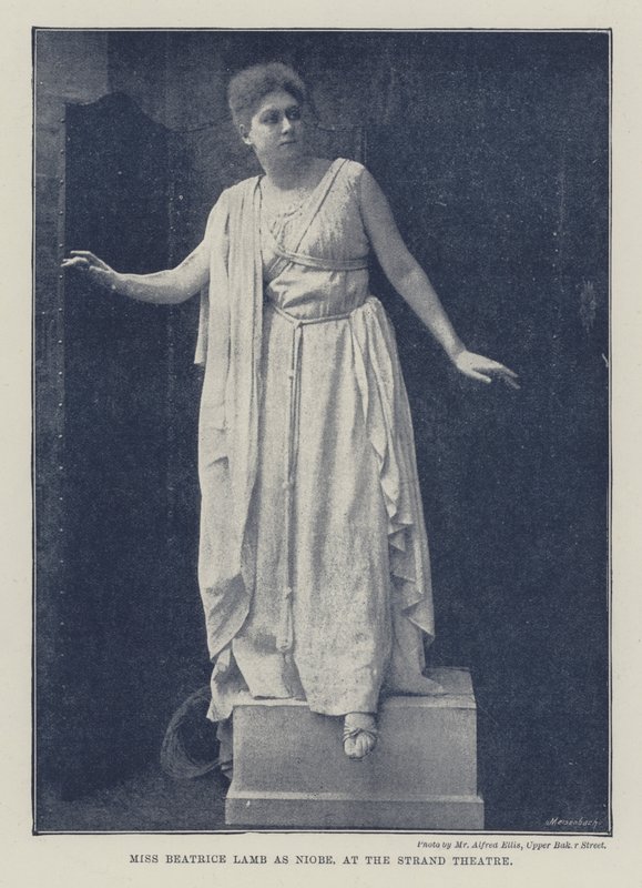 Miss Beatrice Lamb som Niobe, på Strand Teatret af English Photographer