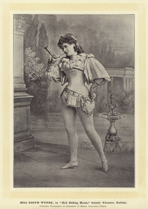 Miss Edith Wynne, i Red Riding Hood, Gaiety Theatre, Dublin af English Photographer