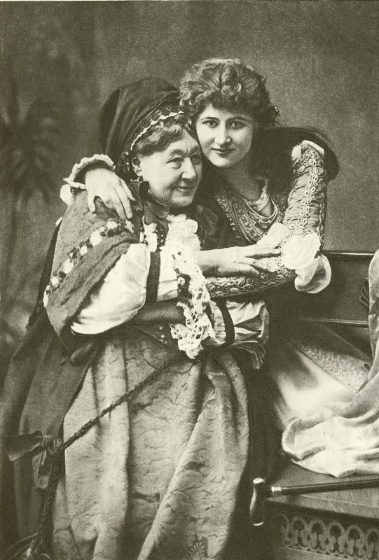 Miss Mary Anderson og fru Stirling som Juliet og Nurse (dybtryk) af English Photographer