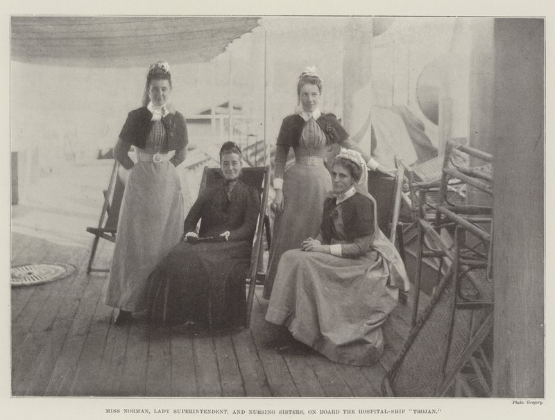 Miss Norman, Lady Superintendent og Nursing Sisters, om bord på Hospital-Ship Trojan af English Photographer