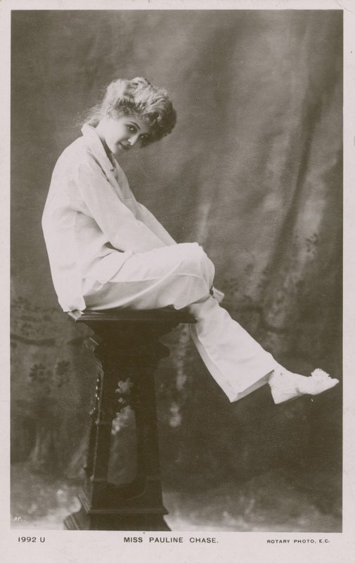 Miss Pauline Chase, i pyjamasdragt af English Photographer