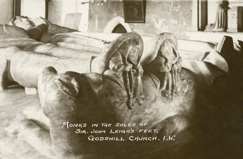 Munke i Sir John Leighs fodsåler, Godshill Church, Isle of Wight, England (s/h-foto) af English Photographer