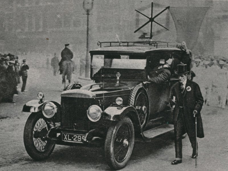 Motorvogn med radiomodtageapparat og rammeantenne på bilens tag af English Photographer