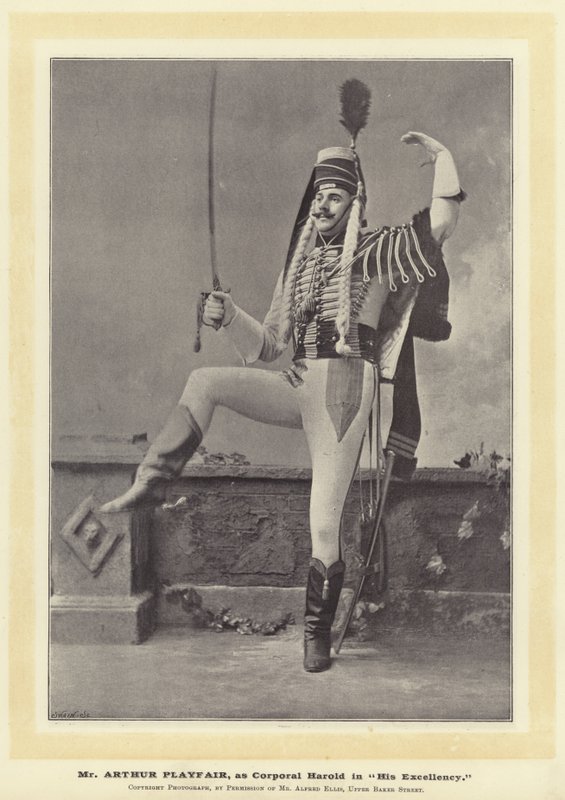 Arthur Playfair, som korporal Harold i Hans Excellence af English Photographer