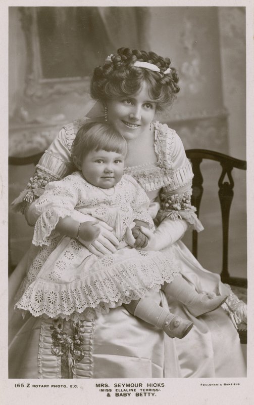 Fru Seymour Hicks og datter af English Photographer