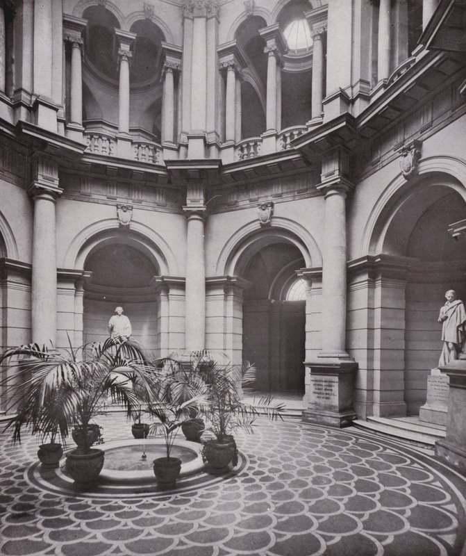National Gallery of British Art, Central Hall af English Photographer