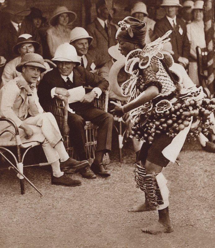 Native beauty in Freetown, Sierra Leone, dancing in front of the future King Edward VIIIdani af English Photographer