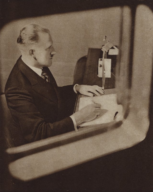 Nyhedslæser læser nyhederne i studierne på BBC, London (s/h foto) af English Photographer