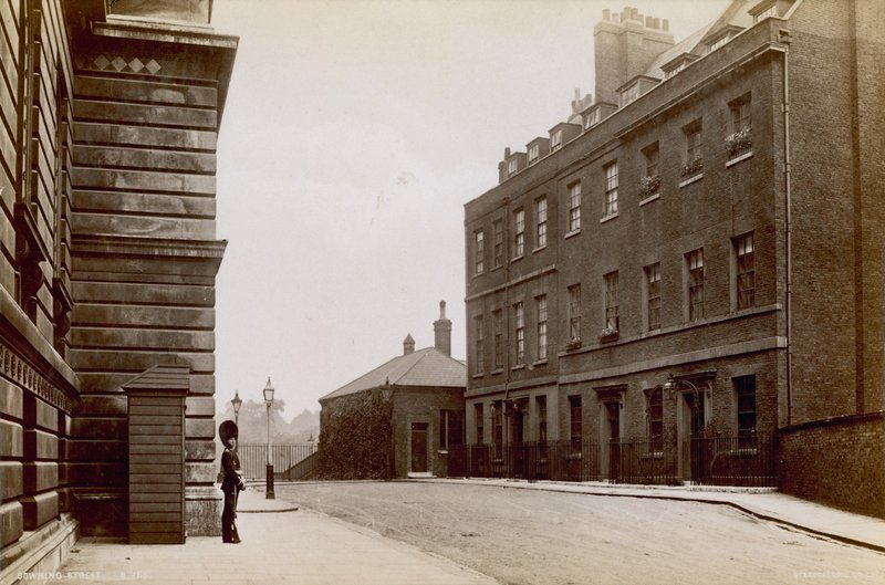 Downing Street nr. 10 af English Photographer