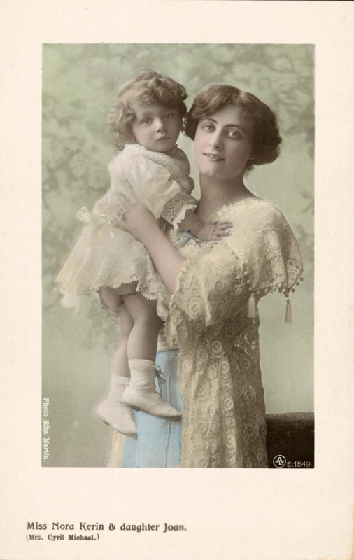 Nora Kerin, engelsk sceneskuespillerinde og hendes datter, Joan (farvet foto) af English Photographer