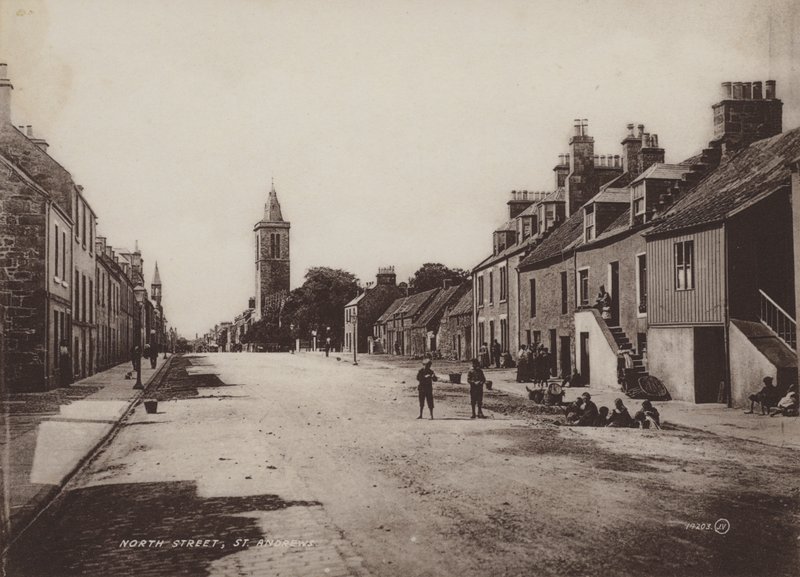 North Street, St. Andrews af English Photographer