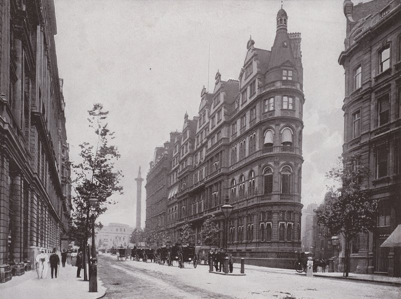 Northumberland Avenue, med Constitutional Club af English Photographer