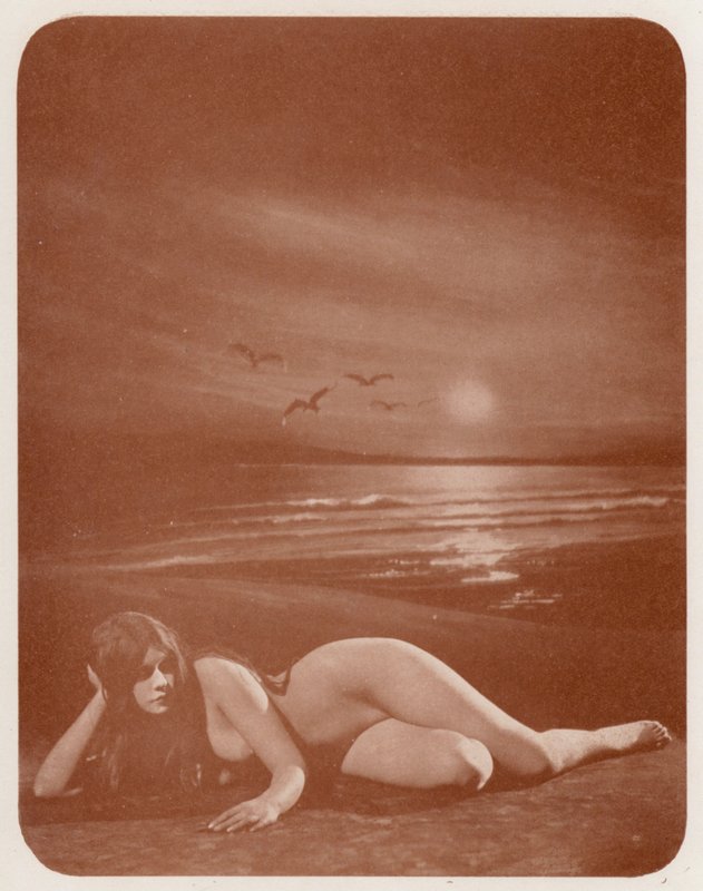Nudistisk kunst: Efterglød (s/h-foto) af English Photographer