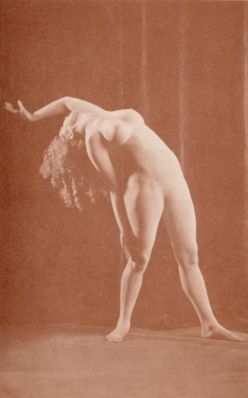 Nudistisk kunst: Amazon (s/h foto) af English Photographer