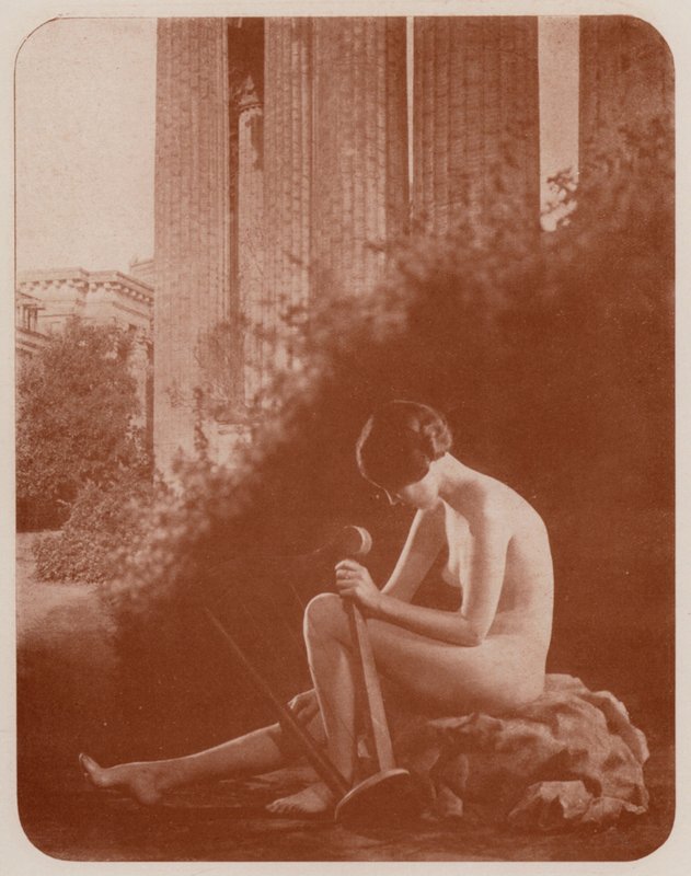 Nudistisk kunst: Broken Melody (s/h-foto) af English Photographer