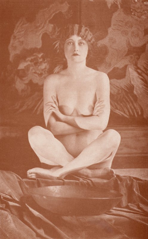 Nudistisk kunst: Buddha (s/h-foto) af English Photographer