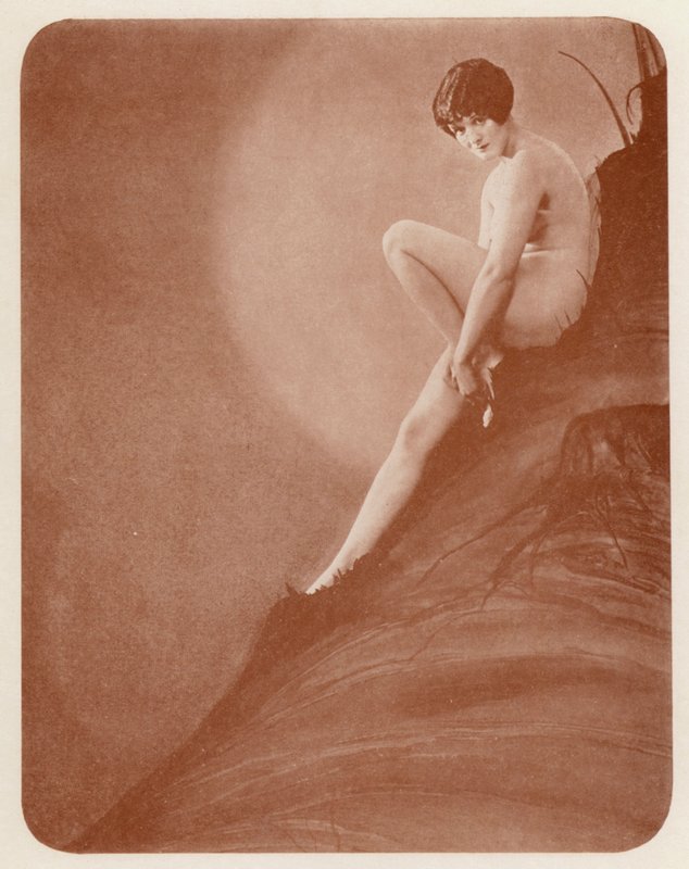 Nudistisk kunst: Coquettish (s/h foto) af English Photographer