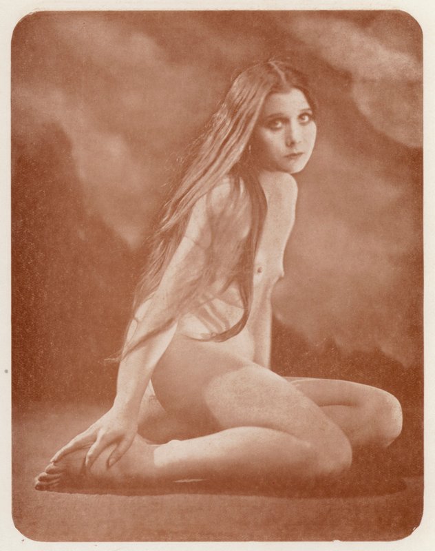 Nudistisk kunst: Dolores (s/h-foto) af English Photographer