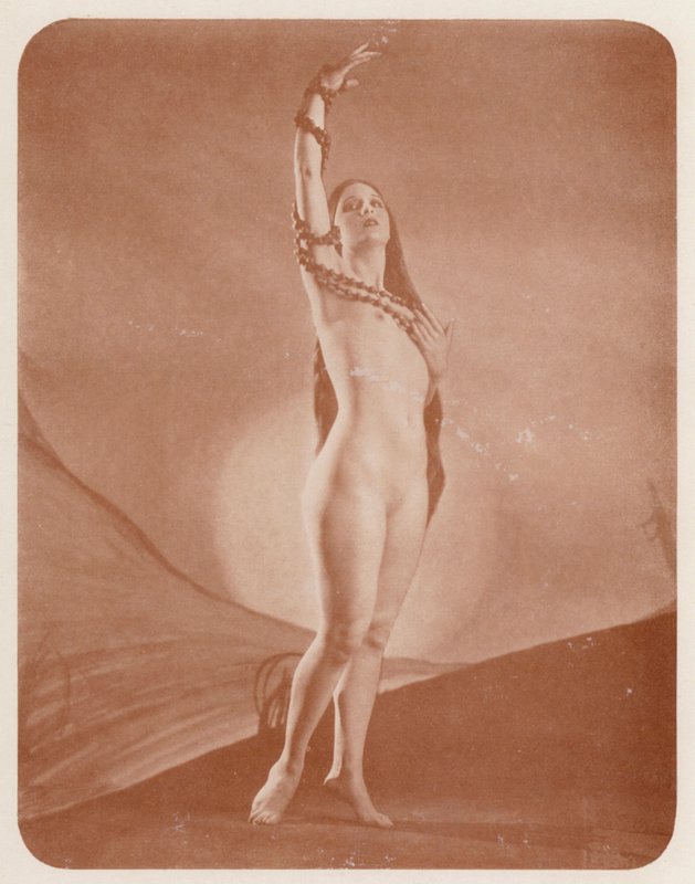 Nudistisk kunst: Galatea (s/h-foto) af English Photographer