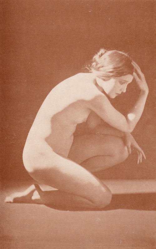 Nudistkunst: Den eftertænksomme (s/h-foto) af English Photographer