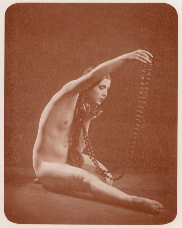 Nudistisk kunst: Juvel (s/h-foto) af English Photographer