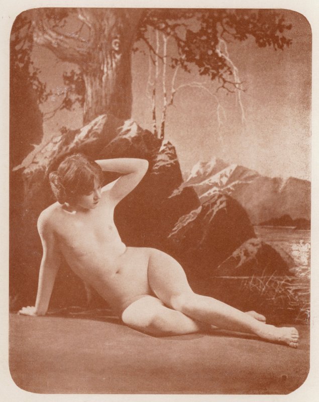 Nudistisk kunst: Lady of the Lake (s/h foto) af English Photographer