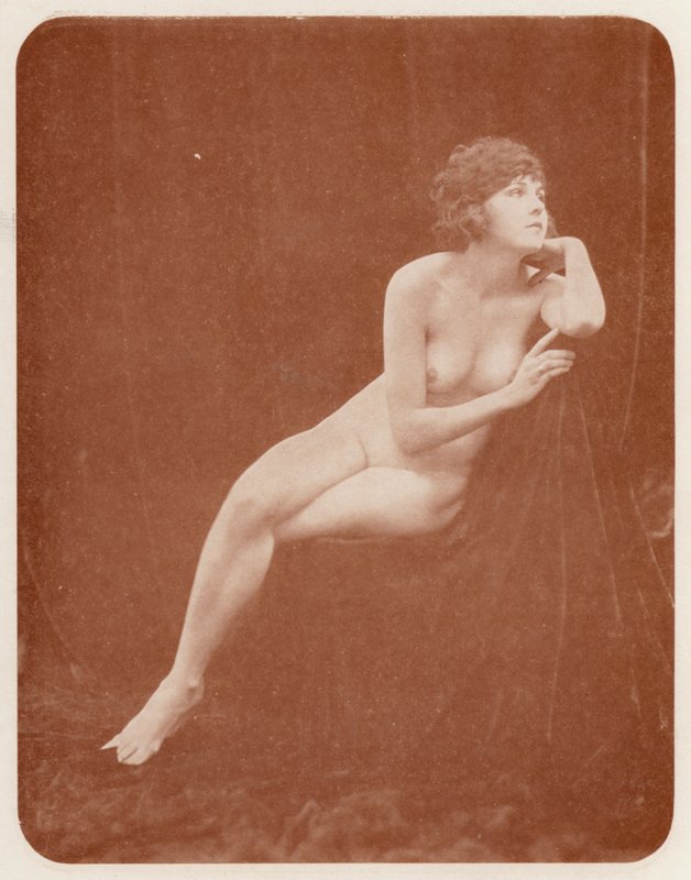 Nudistisk kunst: Eftertænksom (s/h foto) af English Photographer