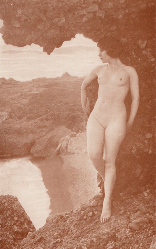 Nudistisk kunst: Scylla (s/h-foto) af English Photographer