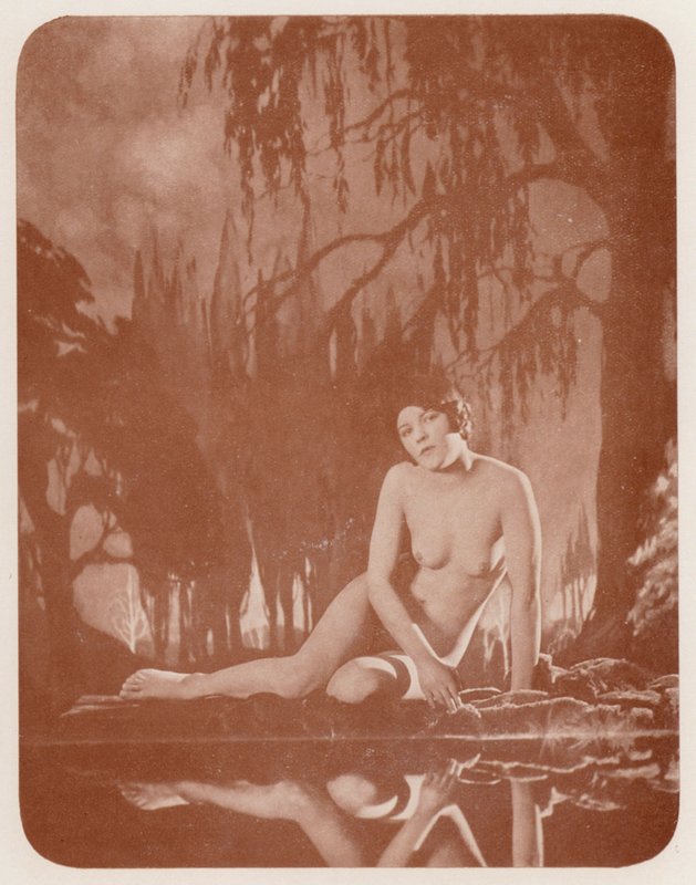 Nudistisk kunst: Stille vand (s/h-foto) af English Photographer
