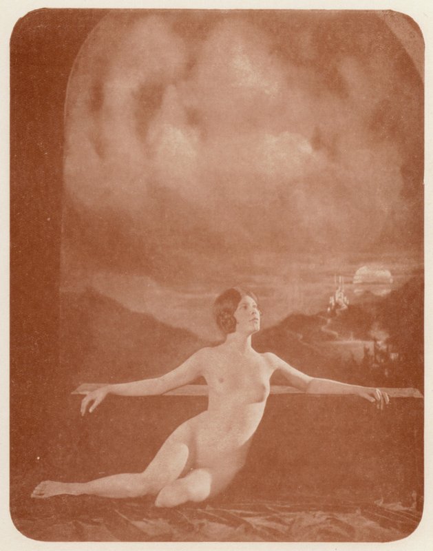 Nudistisk kunst: The Break of Day (s/h-foto) af English Photographer