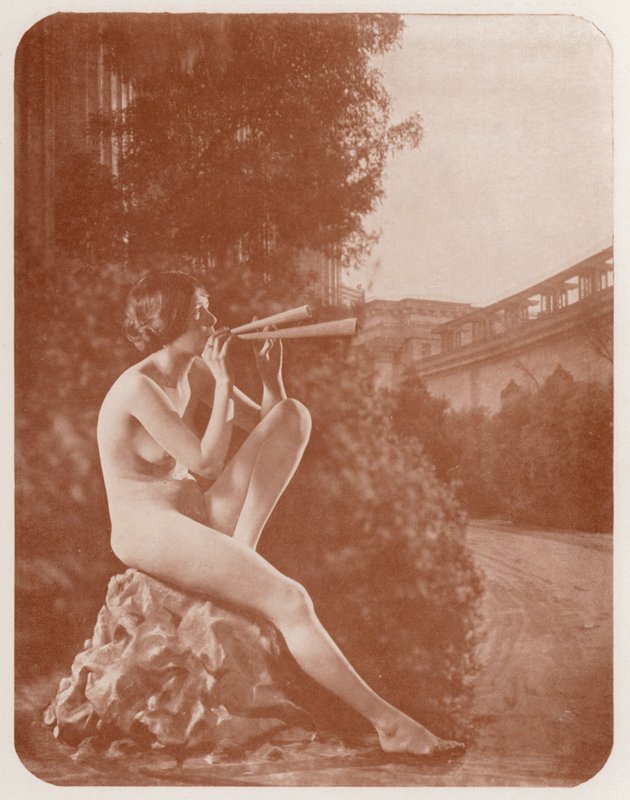 Nudistisk kunst: The Muse (s/h-foto) af English Photographer