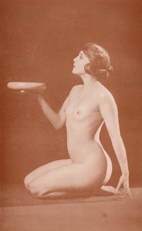 Nudistisk kunst: The Offering (s/h-foto) af English Photographer
