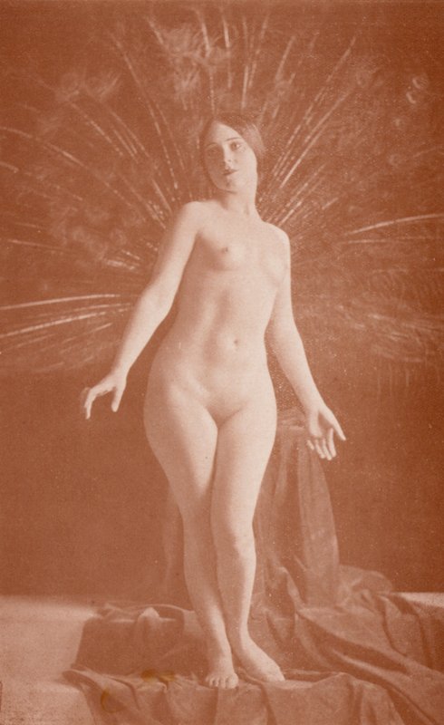 Nudistisk kunst: Påfuglen (s/h-foto) af English Photographer