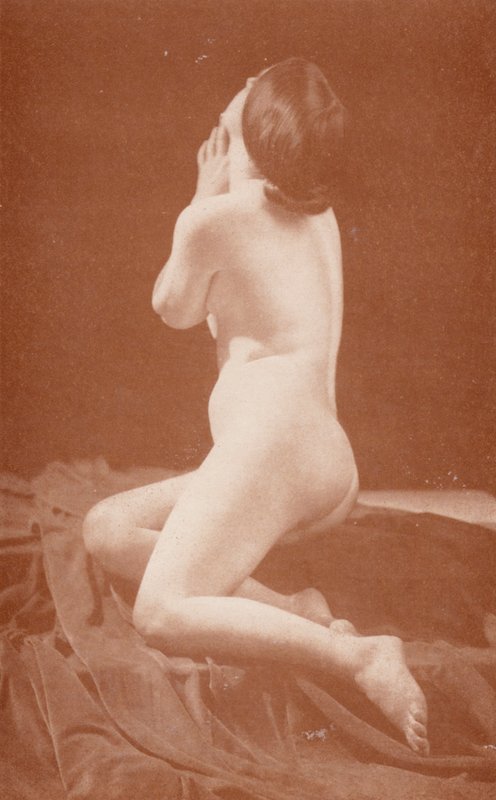 Nudistisk kunst: Bønnen (s/h foto) af English Photographer