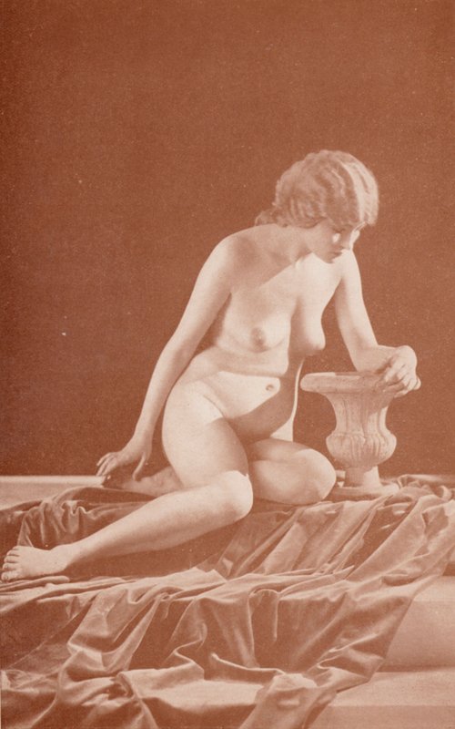 Nudistisk kunst: Urnen (s/h-foto) af English Photographer
