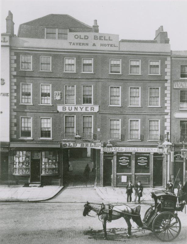 Old Bell Tavern and Hotel, London af English Photographer