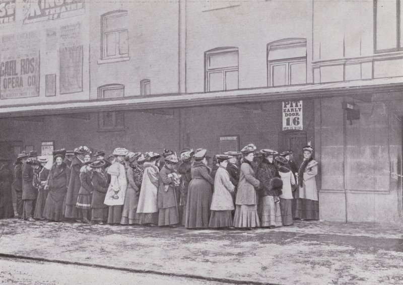 Uden for Pit Door of the Kings Theatre, Hammersmith af English Photographer