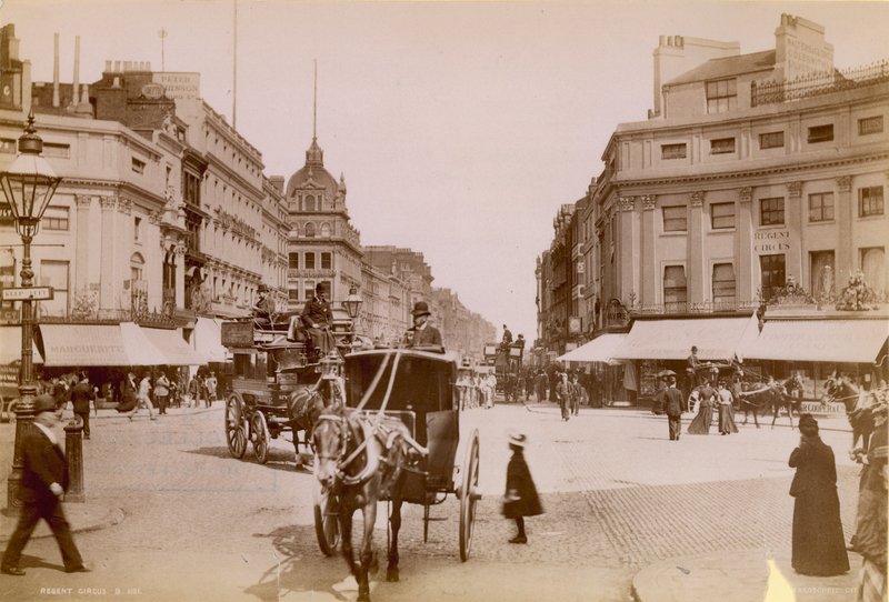 Oxford Street, Regent Circus, London af English Photographer