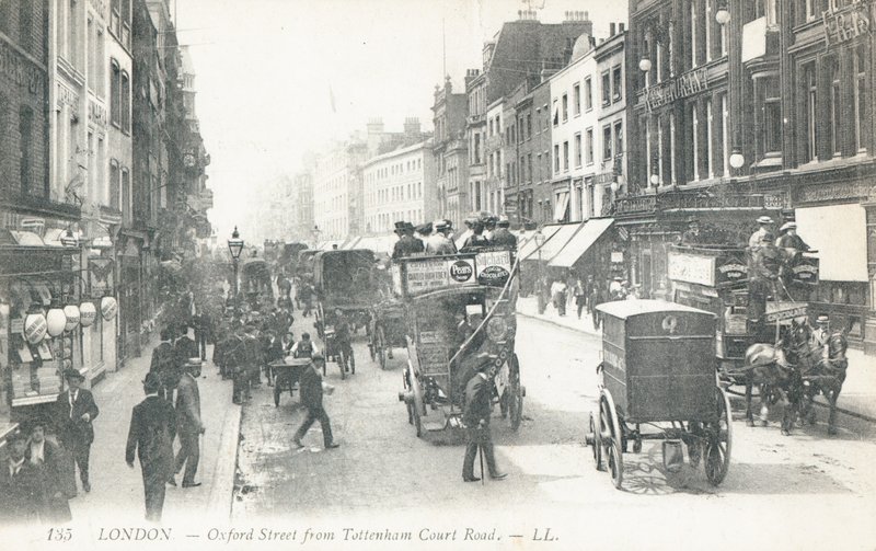 Oxford Street set fra Tottenham Court Road af English Photographer