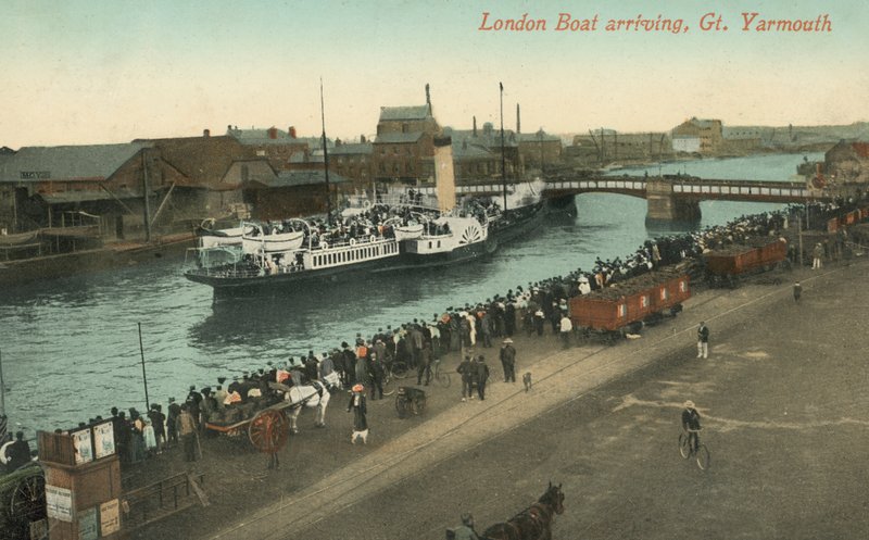 Hjuldamper fra London ankommer til Great Yarmouth, Norfolk (foto) af English Photographer