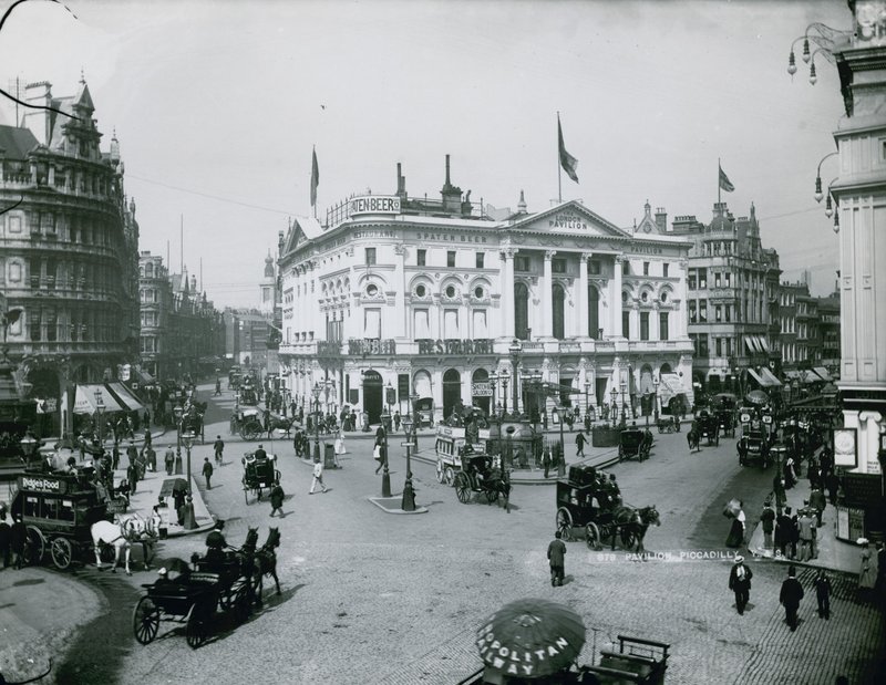 Pavillon, Piccadilly, London af English Photographer