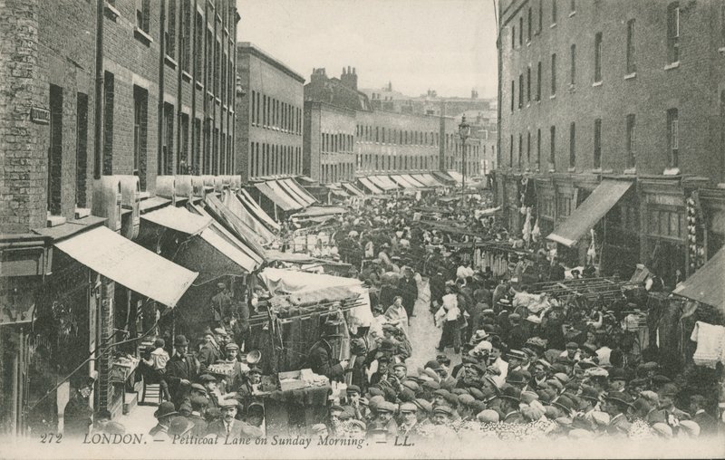 Petticoat Lane søndag morgen af English Photographer