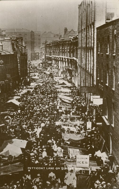 Petticoat Lane søndag morgen af English Photographer