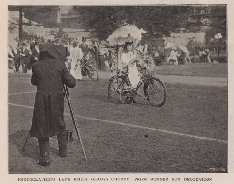 Fotografering af Lady Emily Gladys Cherry, prisvinder for dekoration af English Photographer