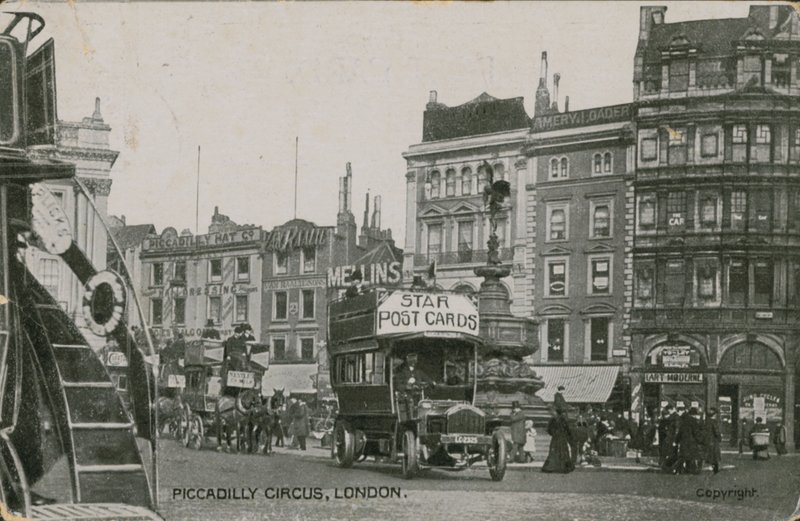 Piccadilly Circus, London af English Photographer