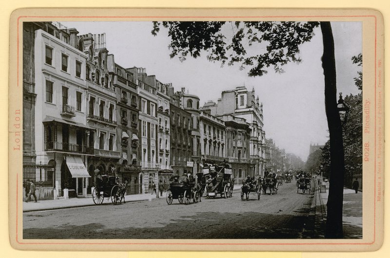 Piccadilly, London af English Photographer