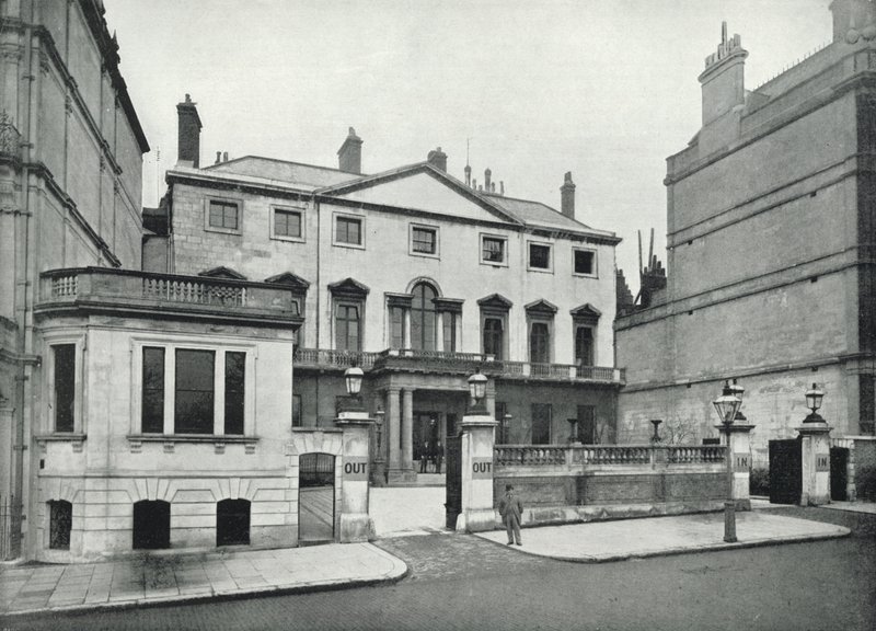 Piccadilly, Naval and Military Club (s/h foto) af English Photographer