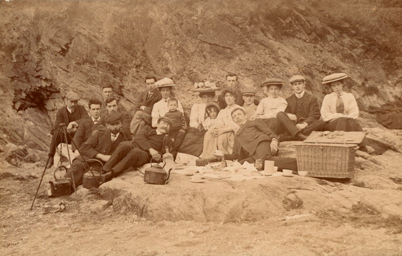 Picnic-te på stranden (s/h-foto) af English Photographer