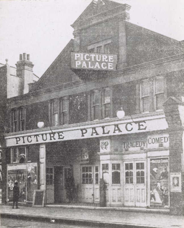 Picture Palace, Lee High Road, London af English Photographer